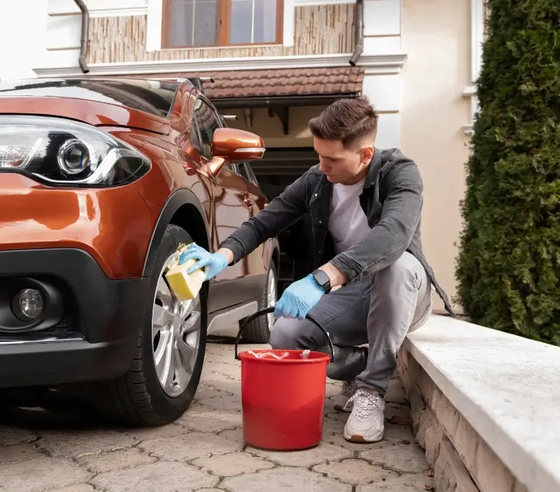 Lavage auto à domicile Eyraud-Crempse-Maurens : professionnel intervenant sur un véhicule